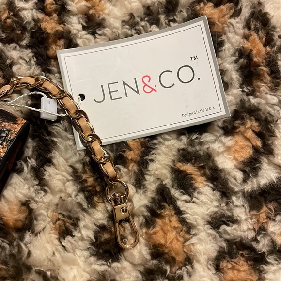 CHEETAH PRINT AIR POD HOLDER - Picture 2 of 4